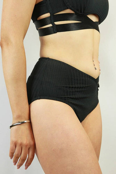 Crystal V Mid Waist Short - Onix